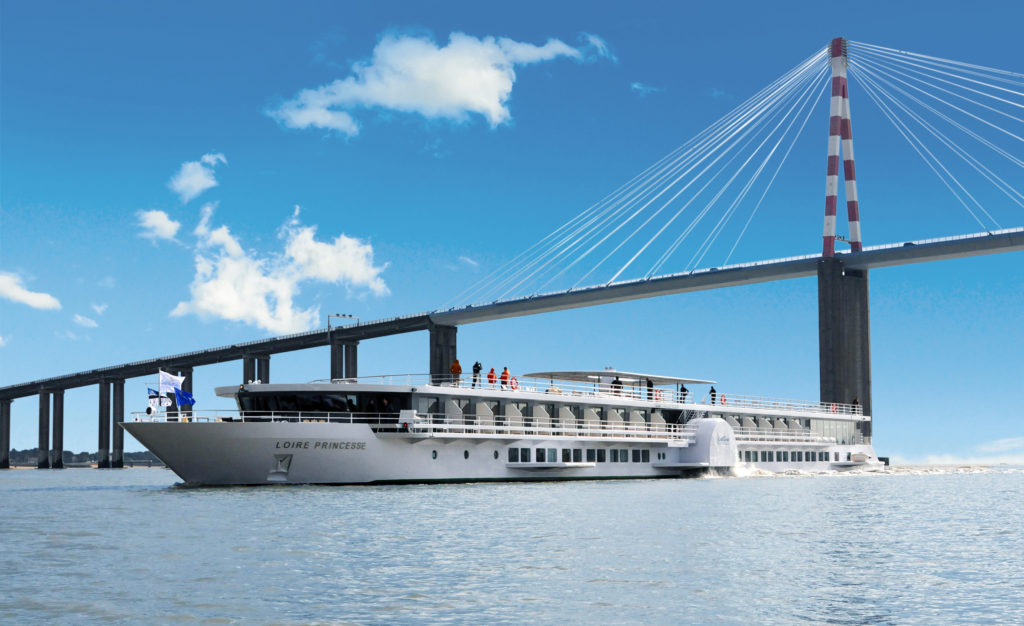 Le MS Loire Princesse sous le pont de Saint-Nazaire